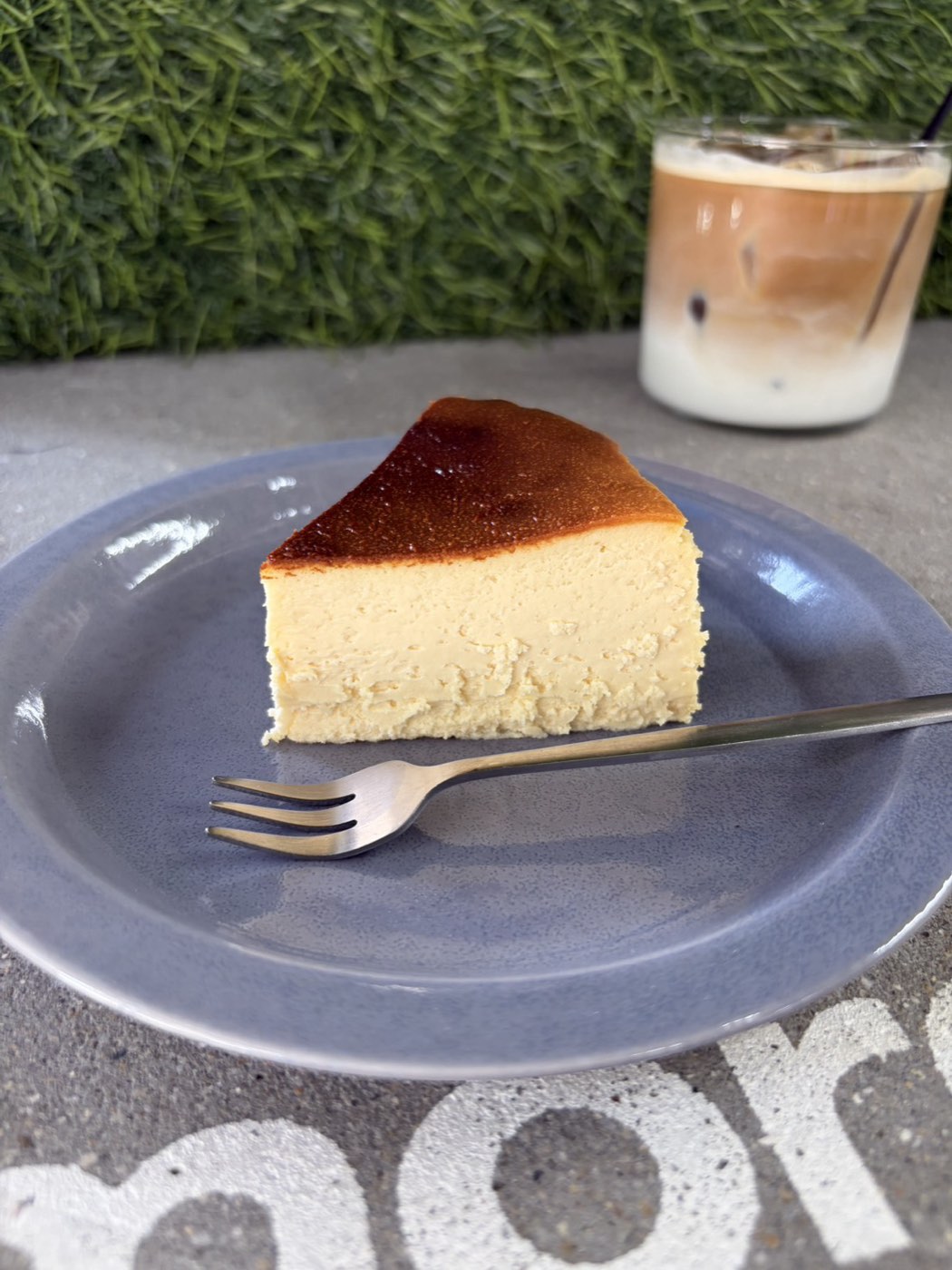 バスクチーズケーキとカフェラテ